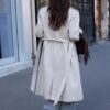 Lange trenchcoat met enkele rij knopen