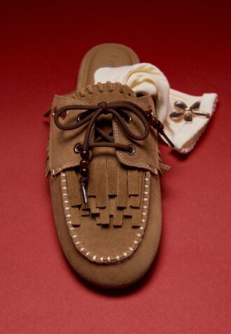 leerloafers zonder achterkant met bedeltjes 1 330x477 - Leerloafers zonder achterkant met bedeltjes