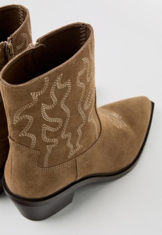 Leren enkellaarzen met cowboyhak
