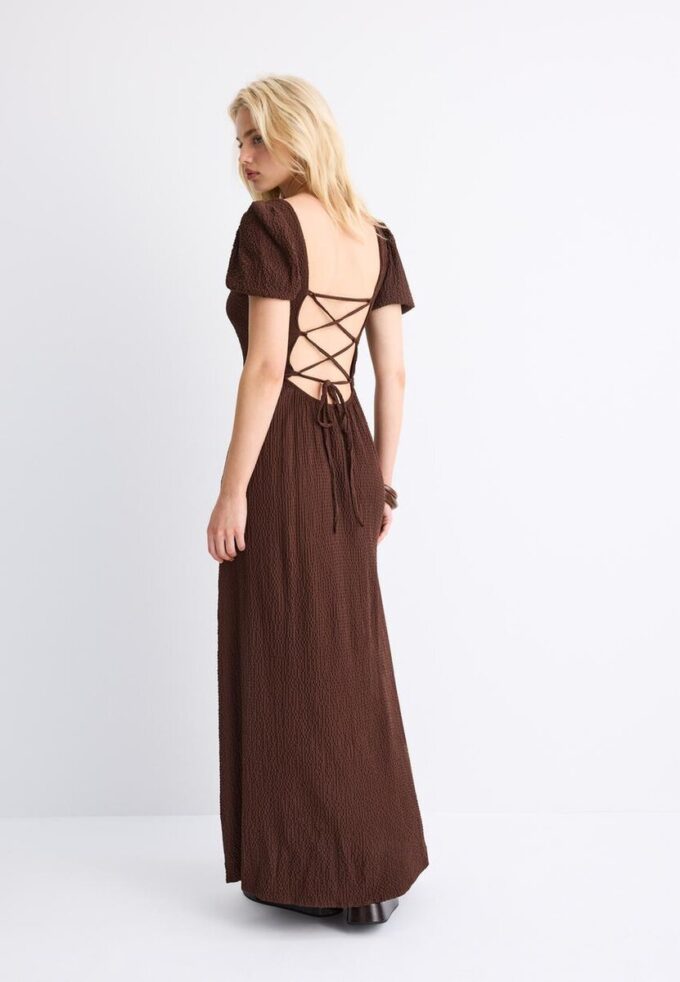 Losvallende maxi-jurk met gekruiste rug Losvallende maxi-jurk met gekruiste rug