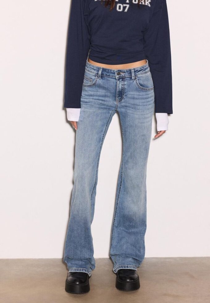 Low-rise jeans met uitlopende pijpen Low-rise jeans met uitlopende pijpen