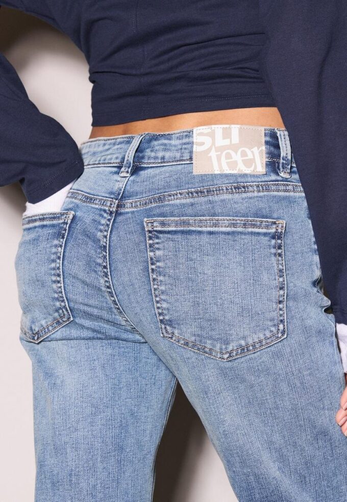 Low-rise jeans met uitlopende pijpen Low-rise jeans met uitlopende pijpen