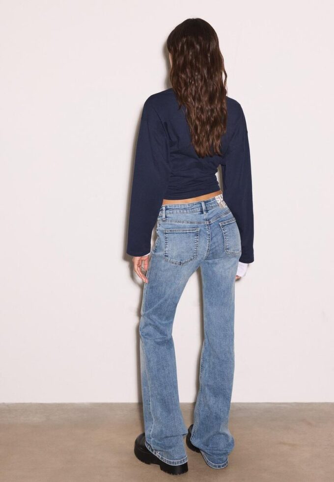 Low-rise jeans met uitlopende pijpen Low-rise jeans met uitlopende pijpen