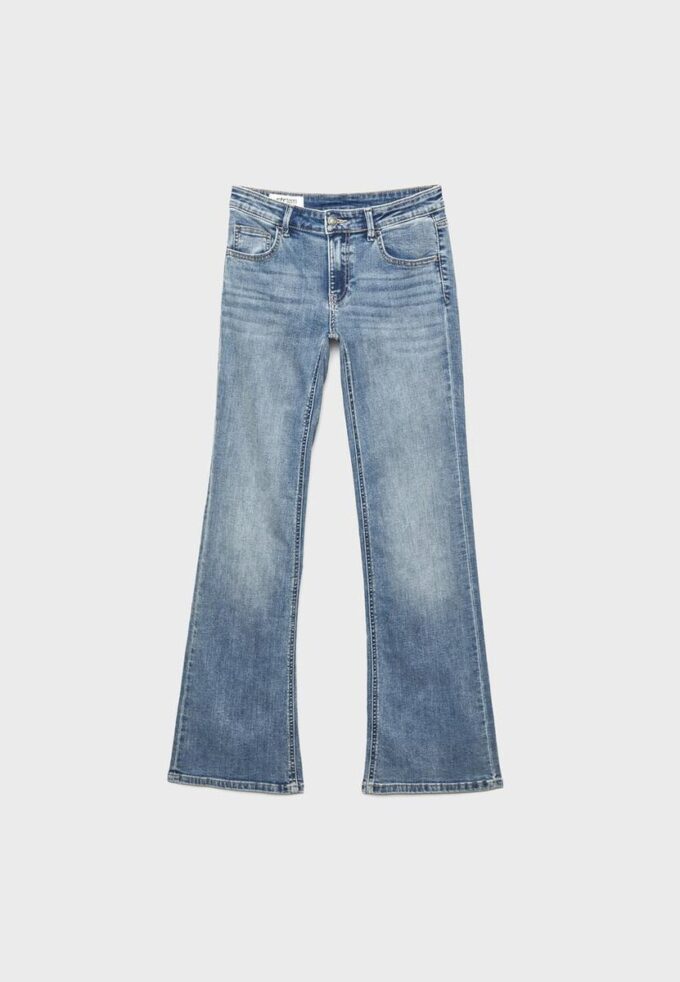 Low-rise jeans met uitlopende pijpen Low-rise jeans met uitlopende pijpen