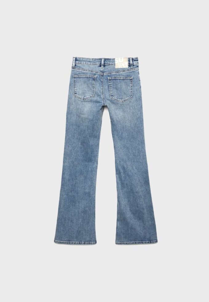 Low-rise jeans met uitlopende pijpen Low-rise jeans met uitlopende pijpen