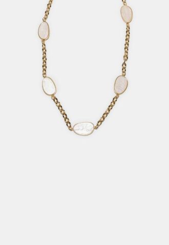 Metale riem met gekleurde steentjes en ketting
