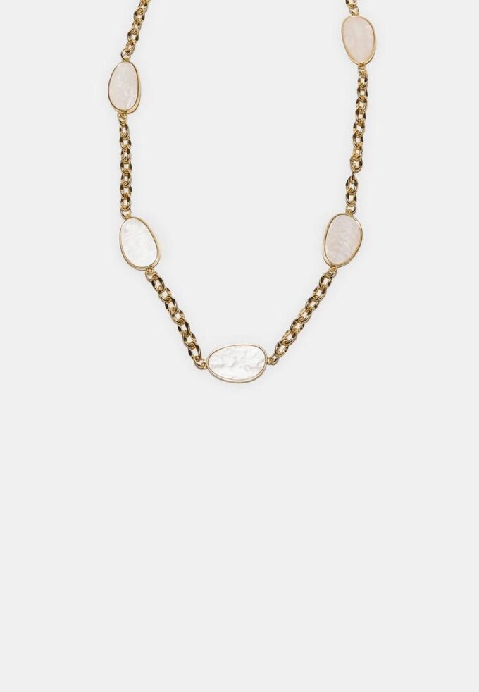 Metale riem met gekleurde steentjes en ketting