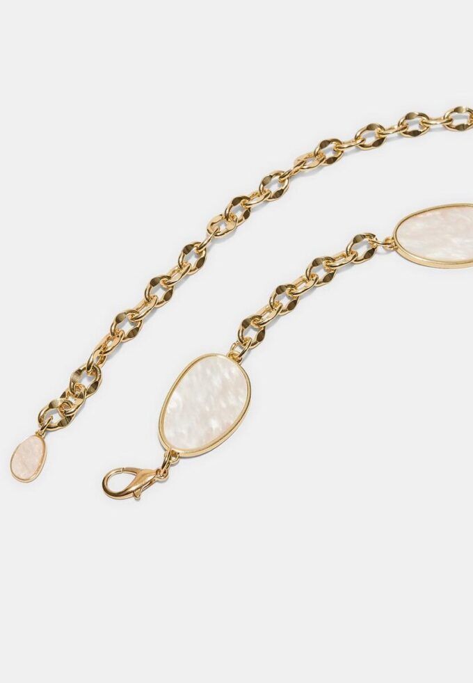 Metale riem met gekleurde steentjes en ketting