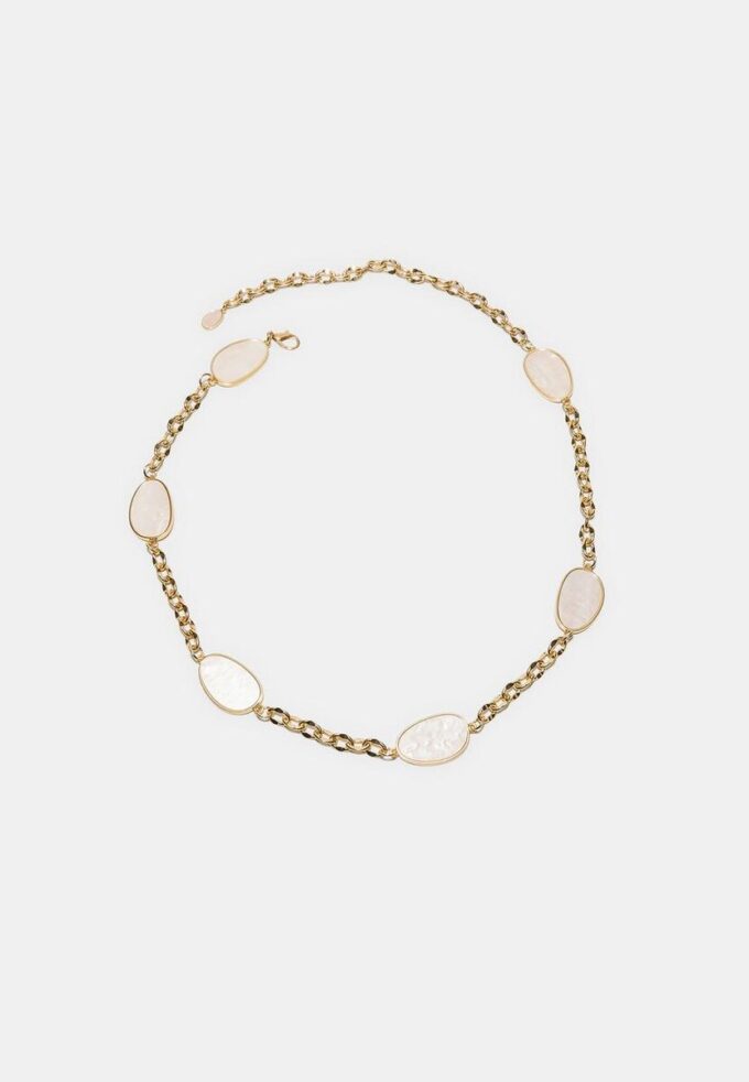 Metale riem met gekleurde steentjes en ketting