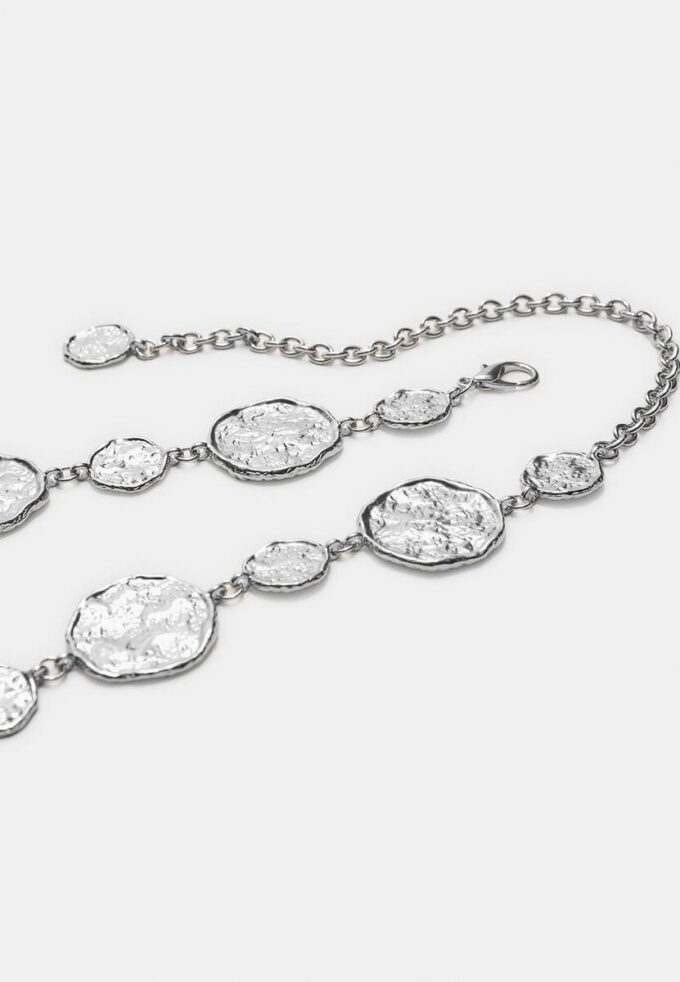 Metalen riem met ronde plaatjes