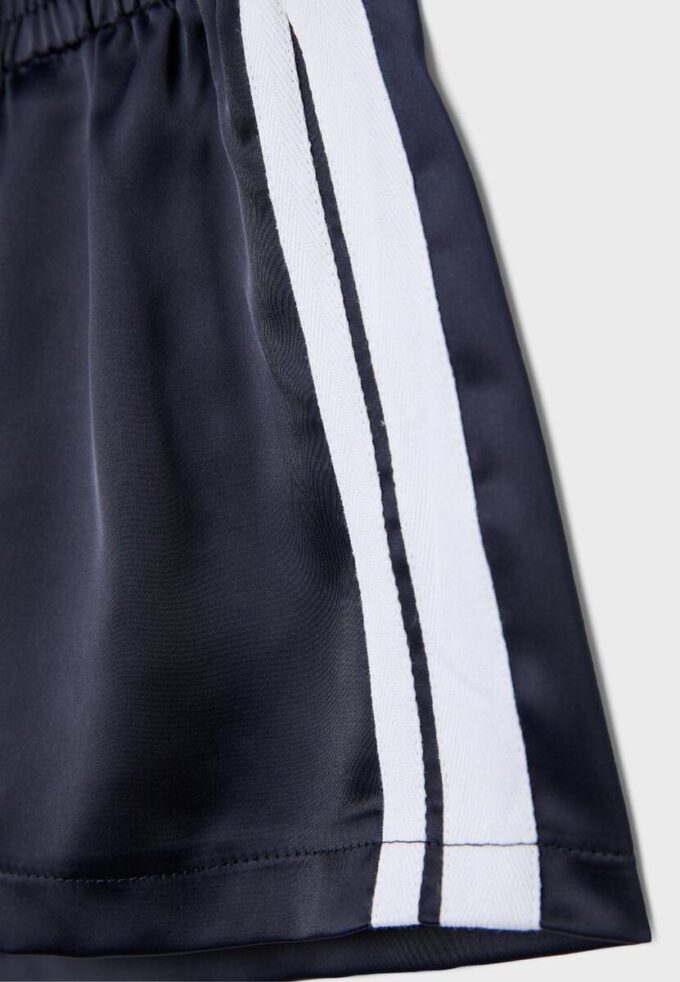 Minishorts met satijneffect
