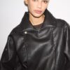 Oversize imitatieleren jasje met revers Oversize imitatieleren jasje met revers