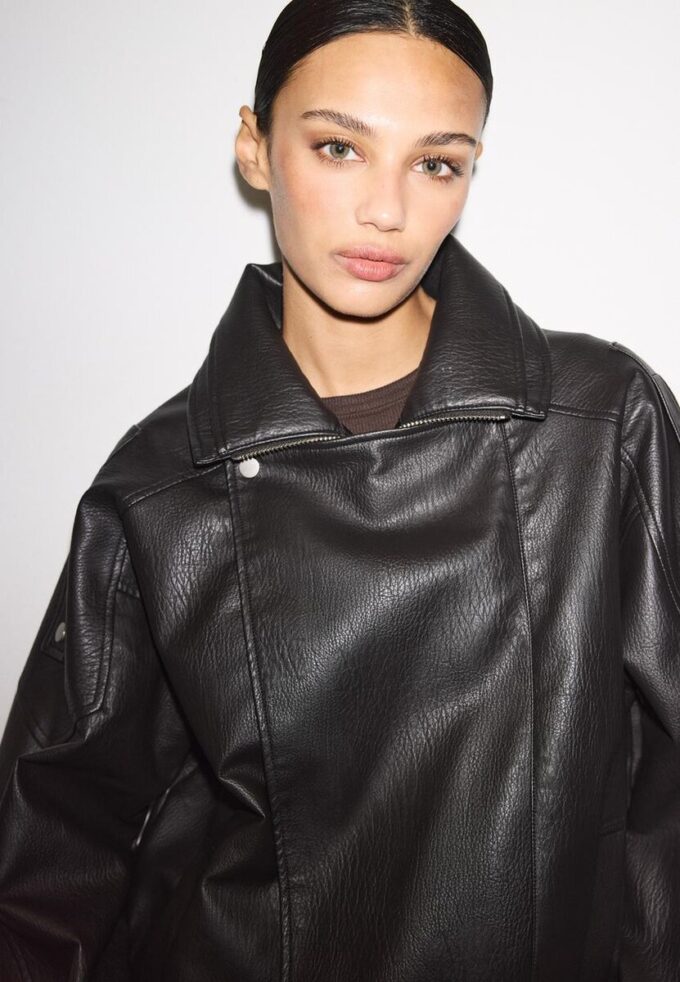 Oversize imitatieleren jasje met revers Oversize imitatieleren jasje met revers