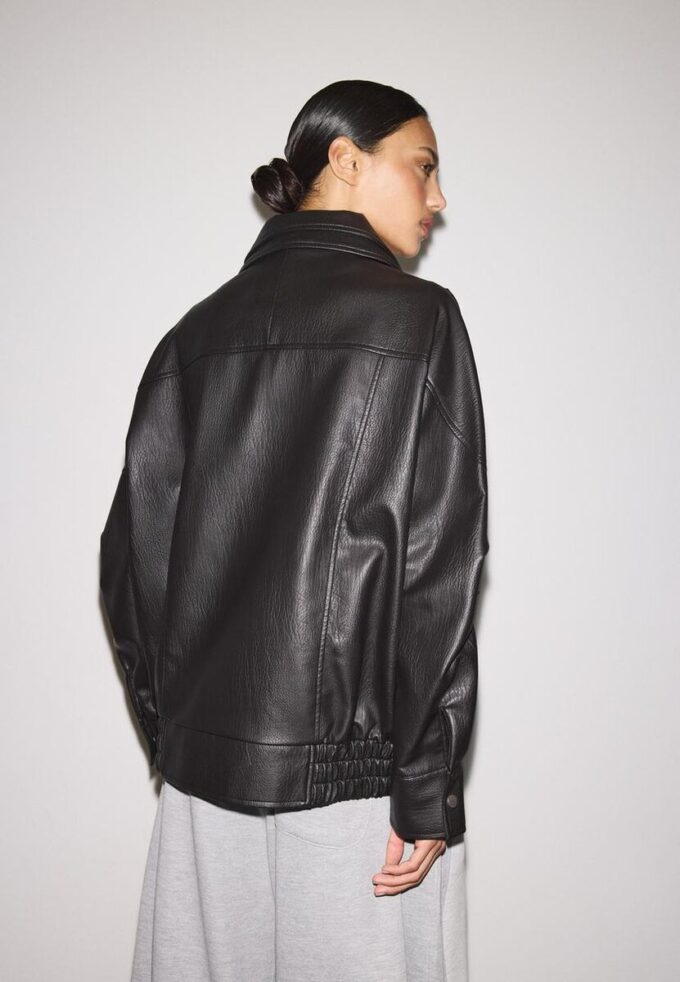 Oversize imitatieleren jasje met revers Oversize imitatieleren jasje met revers