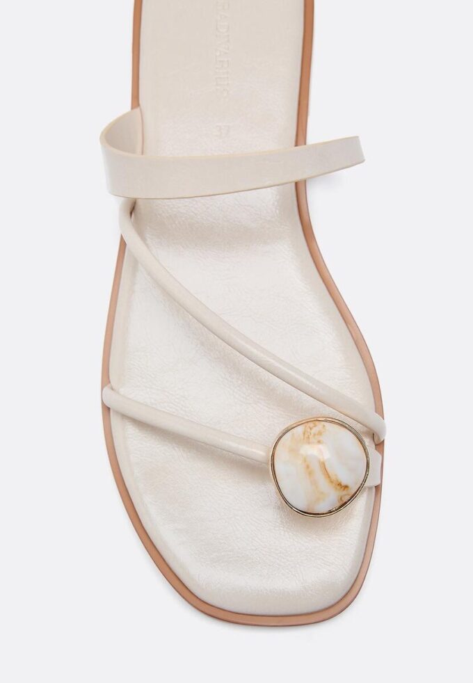 Platte sandalen met steendetails