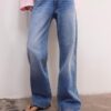Rechte jeans met dubbele metalen knoop Rechte jeans met dubbele metalen knoop