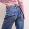 Rechte jeans met dubbele metalen knoop Rechte jeans met dubbele metalen knoop