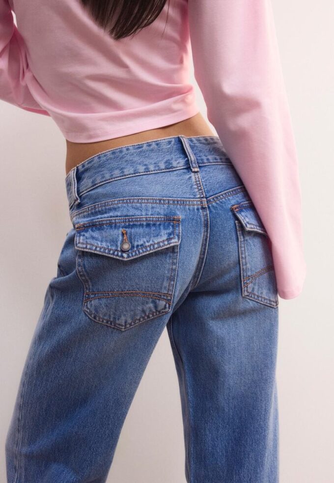 Rechte jeans met dubbele metalen knoop Rechte jeans met dubbele metalen knoop