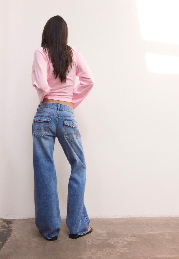 Rechte jeans met dubbele metalen knoop Rechte jeans met dubbele metalen knoop