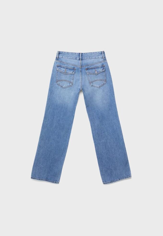 Rechte jeans met dubbele metalen knoop Rechte jeans met dubbele metalen knoop