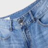 Rechte jeans met dubbele metalen knoop Rechte jeans met dubbele metalen knoop