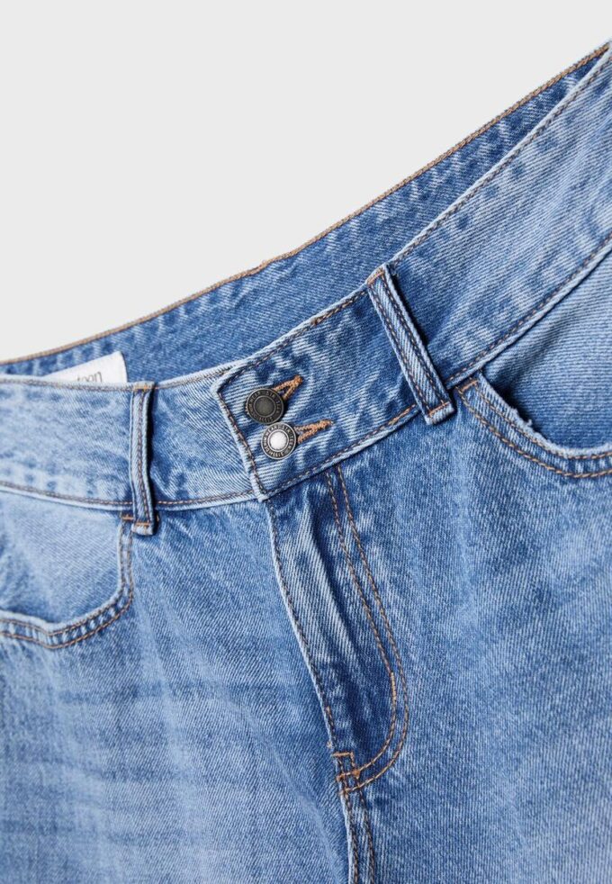 Rechte jeans met dubbele metalen knoop Rechte jeans met dubbele metalen knoop