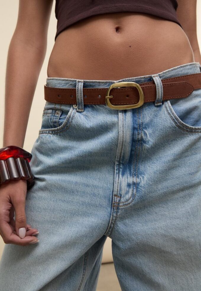 Riem met stiksels en asymmetrische gesp