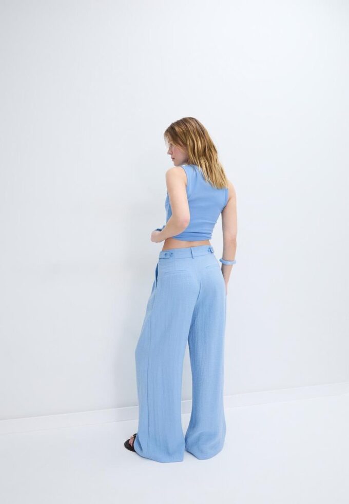 Rustieke broek met Wide Leg pijpen en verstelbare knopen Rustieke broek met Wide Leg pijpen en verstelbare knopen