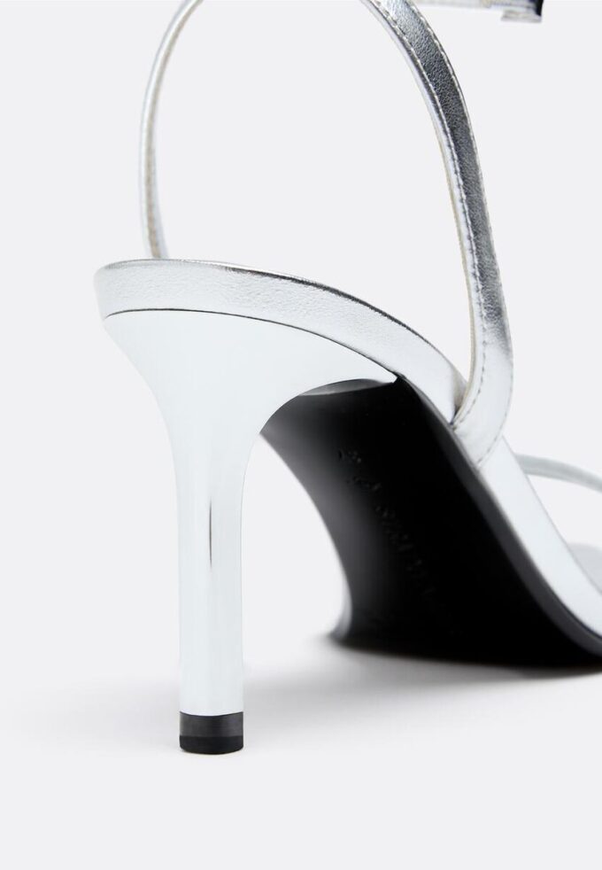 Sandalen met hak en metallic effect