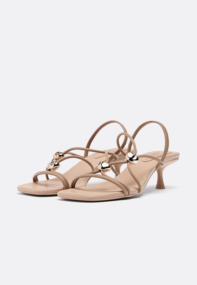 Sandalen met kittenhak en metalen details