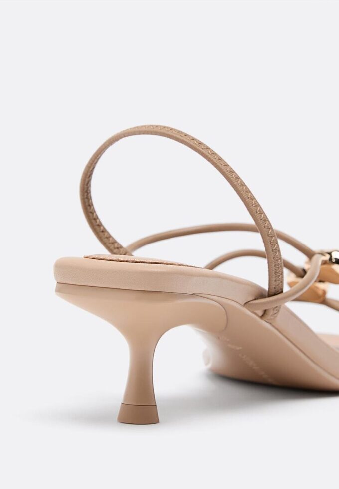 Sandalen met kittenhak en metalen details
