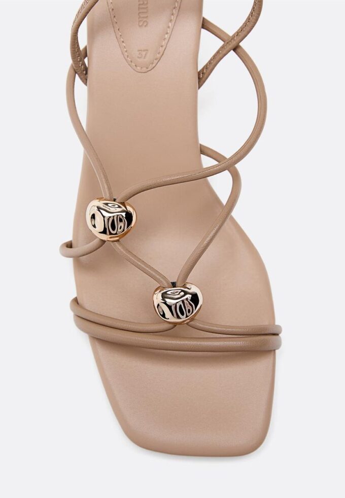 Sandalen met kittenhak en metalen details