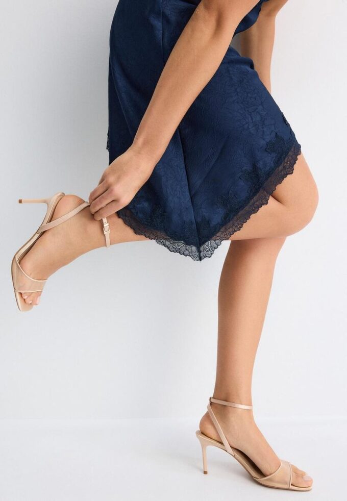 Sandalen met mesh en naaldhak