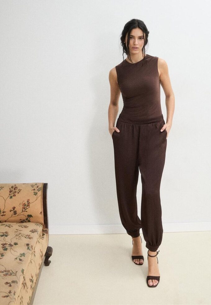 Satijnen jumpsuit met halternek