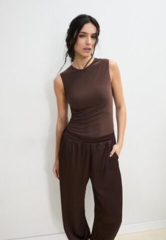 Satijnen jumpsuit met halternek