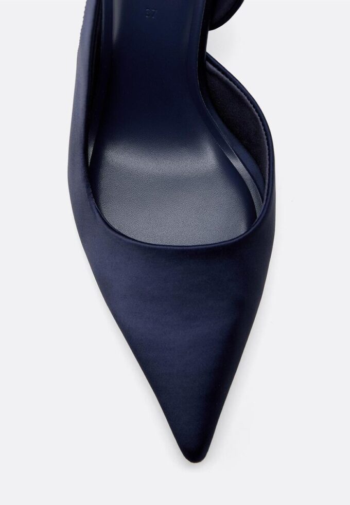 Schoenen met hakken en satijneffect