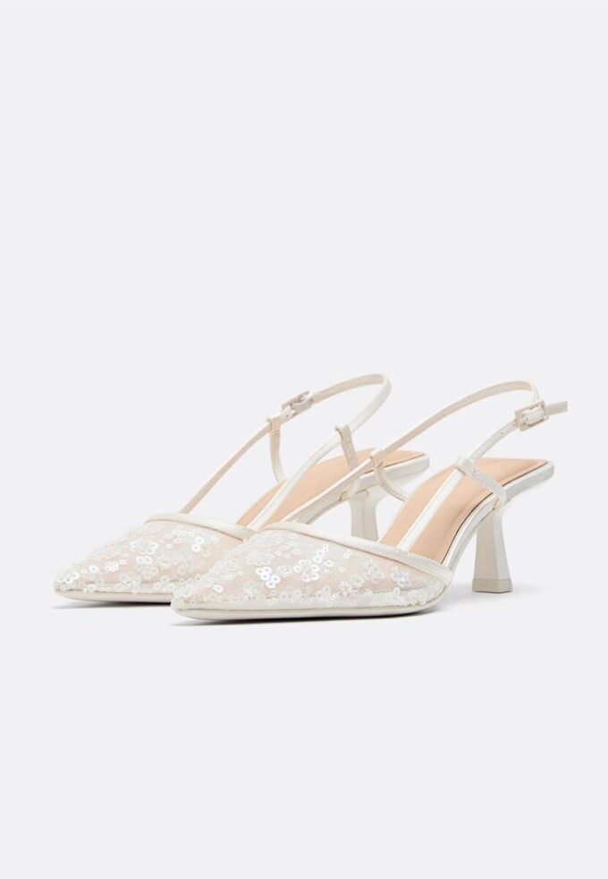Schoenen met kittenhakken van mesh met strass