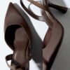 Schoenen met naaldhakken en satijneffect