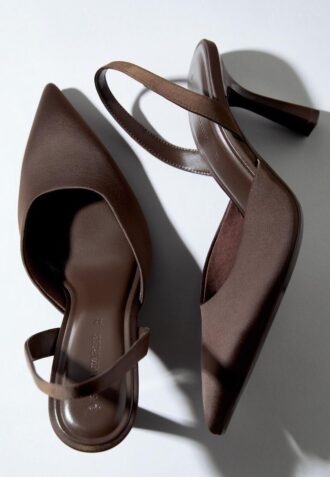 Schoenen met naaldhakken en satijneffect
