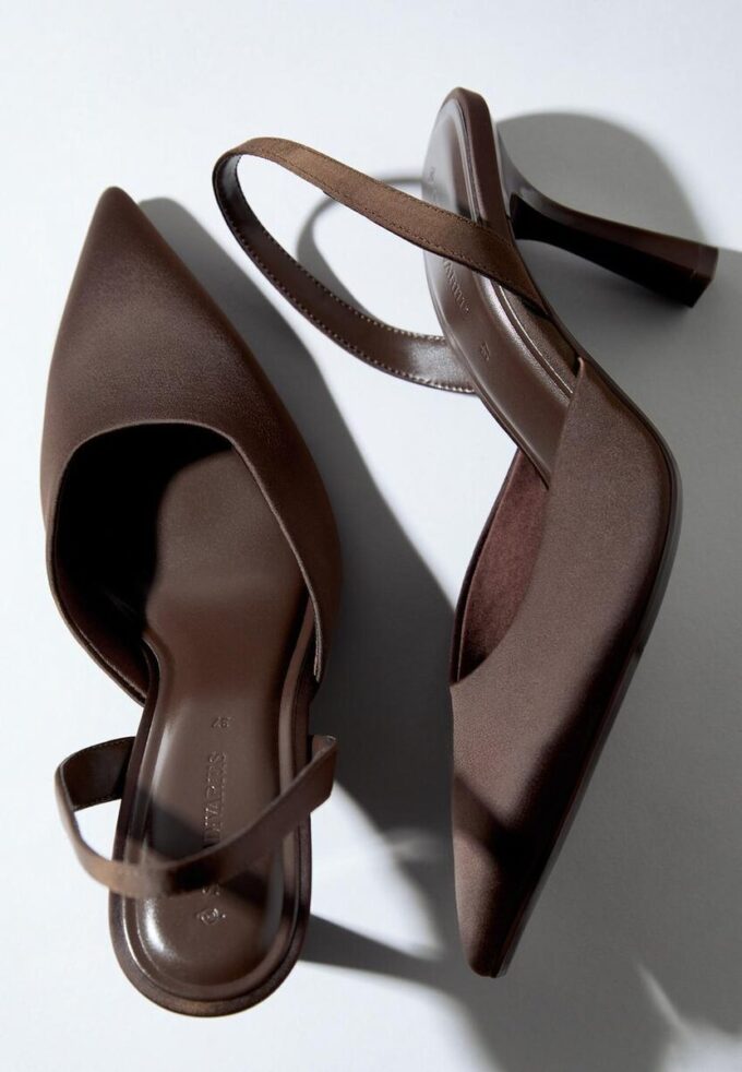 Schoenen met naaldhakken en satijneffect