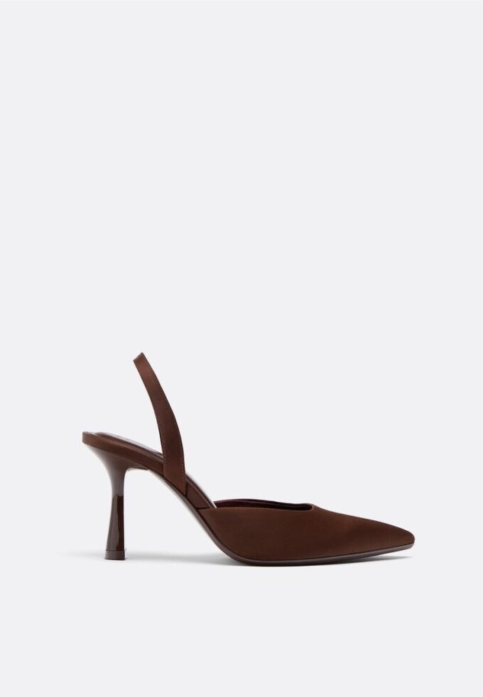 Schoenen met naaldhakken en satijneffect
