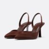 Schoenen met naaldhakken en satijneffect