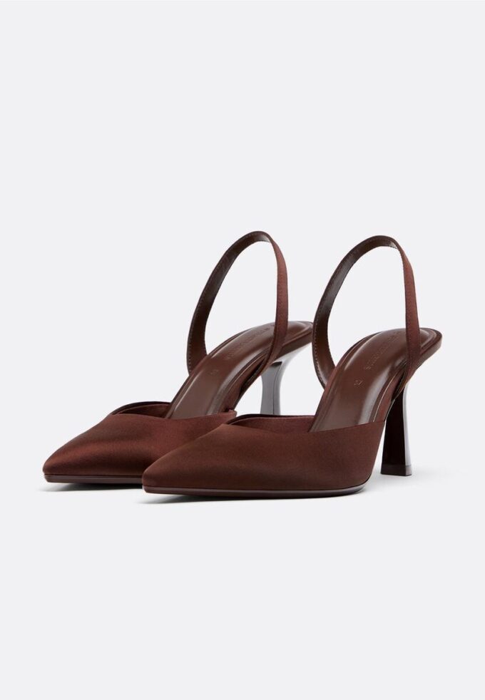 Schoenen met naaldhakken en satijneffect