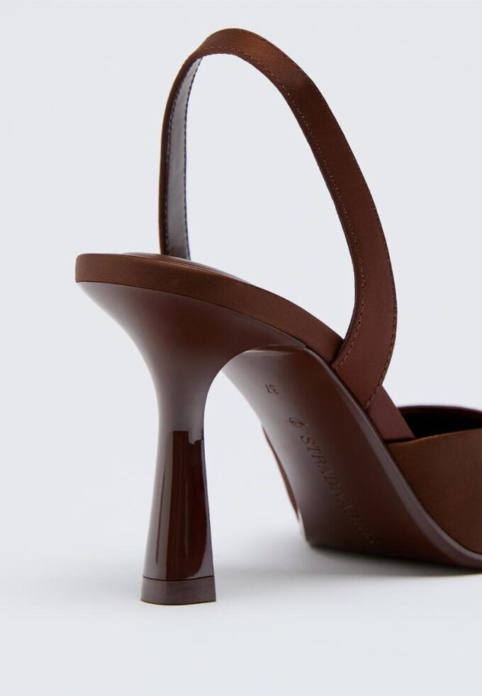 Schoenen met naaldhakken en satijneffect