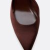 Schoenen met naaldhakken en satijneffect
