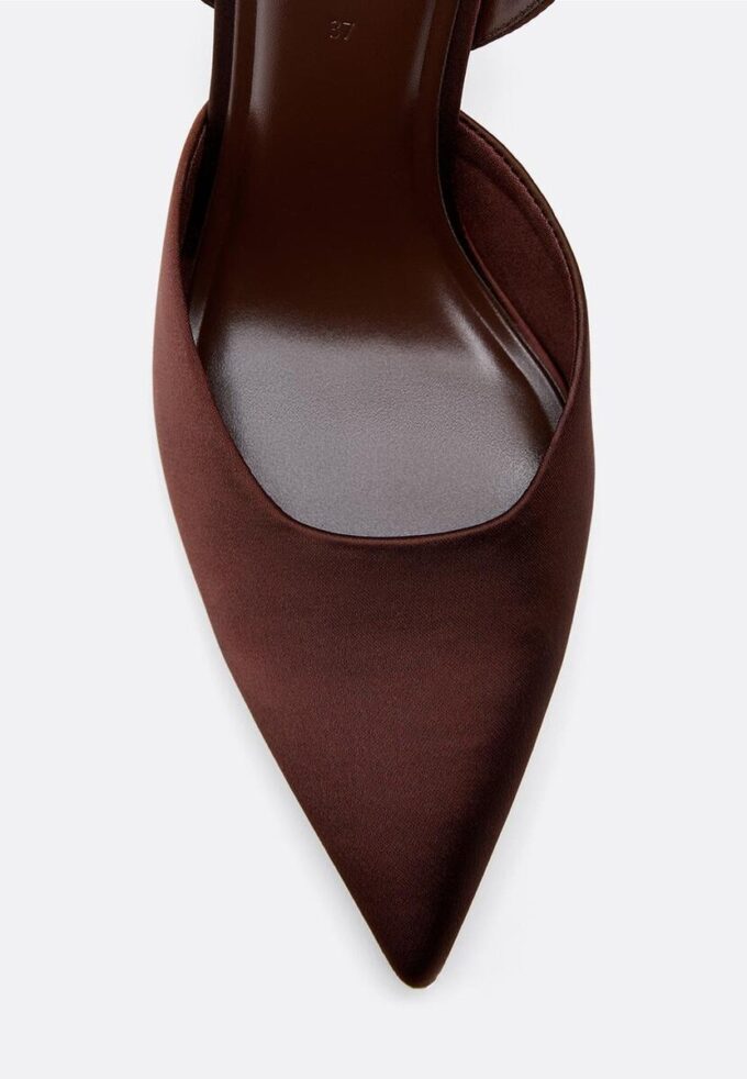 Schoenen met naaldhakken en satijneffect