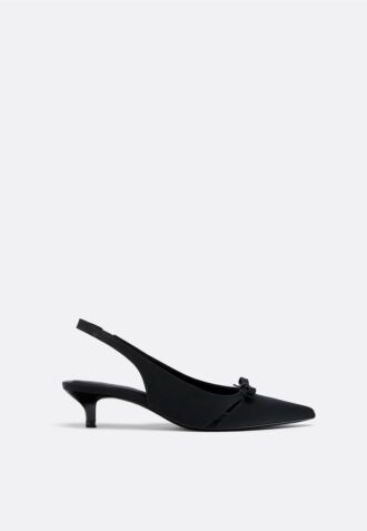 Schoenen met uitgesneden details en kittenhakken