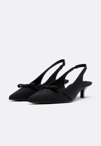 Schoenen met uitgesneden details en kittenhakken