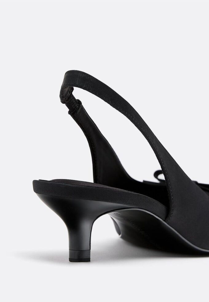Schoenen met uitgesneden details en kittenhakken