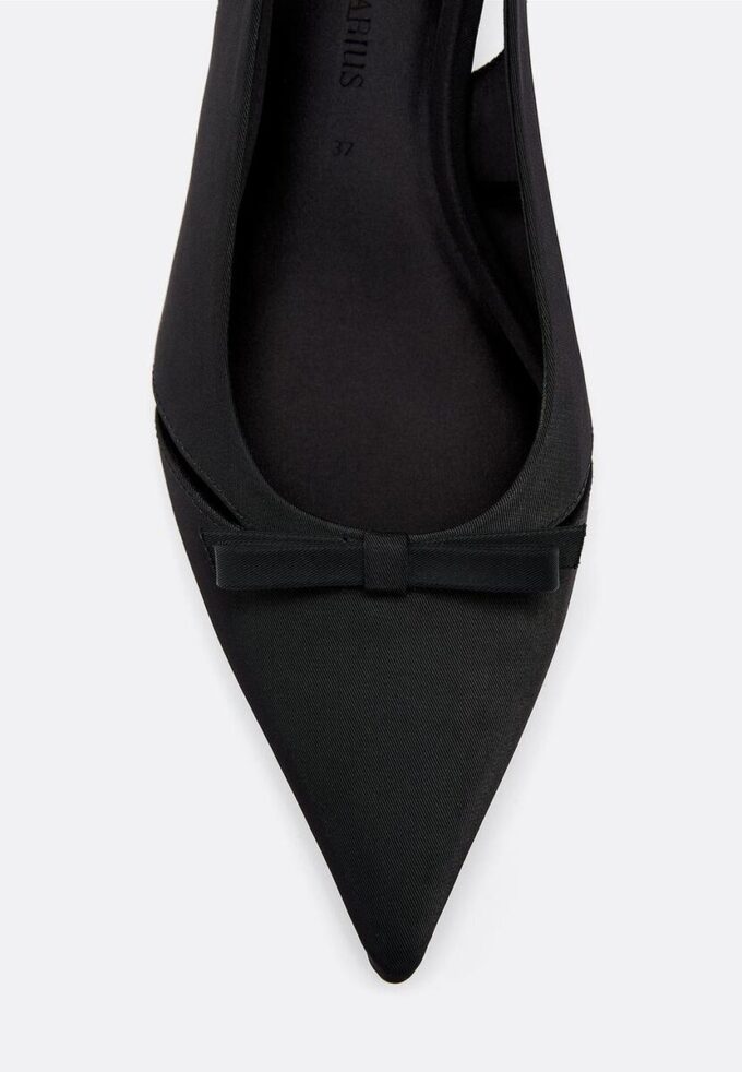Schoenen met uitgesneden details en kittenhakken